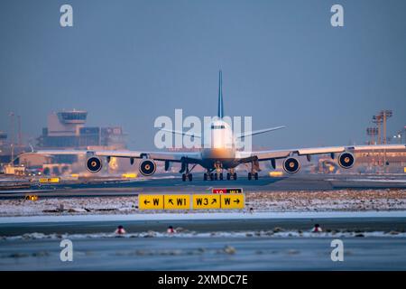 Lufthansa Boeing 747-8, auf dem Rollweg zur Start- und Landebahn West, Frankfurt FRA Airport, Fraport, im Winter, Hessen, Deutschland Stockfoto