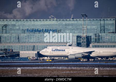 Lufthansa, Boeing 747, Jubojet, auf dem Rollweg am Flughafen Frankfurt FRA, Fraport, im Winter, Hessen, Deutschland Stockfoto