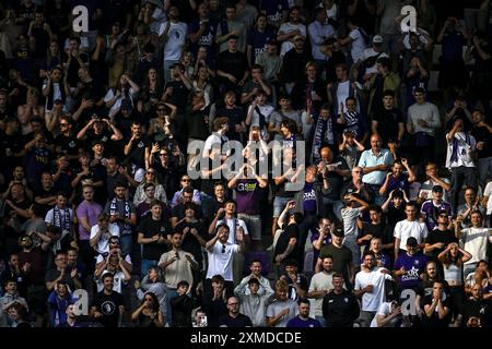 Antwerpen, Belgien. Juli 2024. Beerschots Anhänger reagieren auf ein Fußballspiel zwischen Beerschot VA und OH Leuven am Samstag, den 27. Juli 2024 in Antwerpen, am Eröffnungstag der Saison 2024-2025 der ersten Liga der „Jupiler Pro League“ der belgischen Meisterschaft. BELGA PHOTO VIRGINIE LEFOUR Credit: Belga News Agency/Alamy Live News Stockfoto