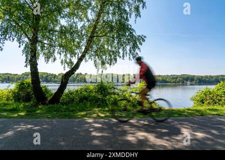 Radtour entlang der Ruhr, Seeweg am Baldeney-See in Essen, Nordrhein-Westfalen, Deutschland Stockfoto