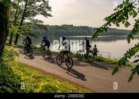 Radtour entlang der Ruhr, Seeweg am Baldeney-See in Essen, Nordrhein-Westfalen, Deutschland Stockfoto