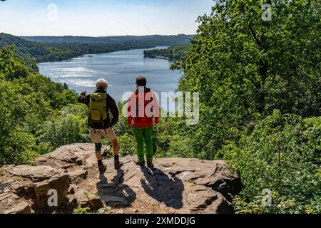 Wandern auf dem Baldeney Steig, einem Wanderweg rund um den Baldeney See in Essen, einem Ruhrreservoir, über die Ruhrhöhen, Essen, Nordrhein-Westfalen Stockfoto