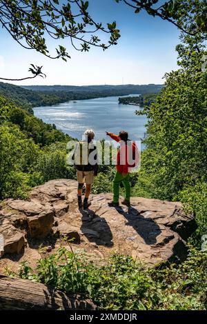 Wandern auf dem Baldeney Steig, einem Wanderweg rund um den Baldeney See in Essen, einem Ruhrreservoir, über die Ruhrhöhen, Essen, Nordrhein-Westfalen Stockfoto