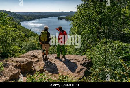 Wandern auf dem Baldeney Steig, einem Wanderweg rund um den Baldeney See in Essen, einem Ruhrreservoir, über die Ruhrhöhen, Essen, Nordrhein-Westfalen Stockfoto