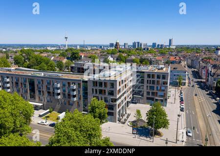 Blick über Essen-Holsterhausen, Holsterhauser Platz, im Norden auf die Skyline der Innenstadt, vor dem Wohn- und Geschäftshaus Stockfoto