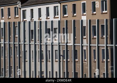 Die A40, Ruhrschnellweg, in Essen, Wohngebäude direkt an der Autobahn, Glaslärmschutzwände, Dorstfelder Straße, an der Stockfoto