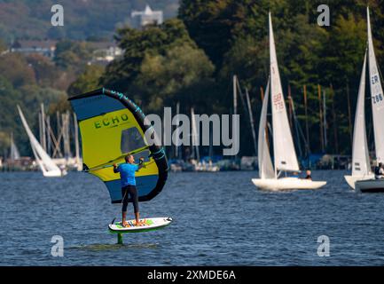 Baldeney See in Essen, Stausee der Ruhr, Segelboote, Surfer, Tragflächenboote, Essen, Nordrhein-Westfalen, Deutschland Stockfoto