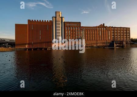 Der Innenhafen, Duisburg, Kueppersmuehle Gebäude, MKM Museum Kueppersmuehle für Moderne Kunst, Gastronomie, Nordrhein-Westfalen, Deutschland Stockfoto