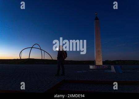 Abendliche Atmosphäre auf der Hoheward Boil Tip, der größten Boil Tip im Ruhrgebiet, der Horizontbeobachtung und dem Obelisk der Sonnenuhr, dazwischen Stockfoto