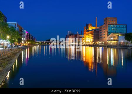 Der Innenhafen Duisburg, ehemalige Mühlen und Lagergebäude, moderne Bürogebäude links, Nordrhein-Westfalen, Deutschland Stockfoto