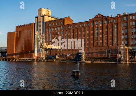 Der Innenhafen, Duisburg, Kueppersmuehle Gebäude, MKM Museum Kueppersmuehle für Moderne Kunst, Gastronomie, Nordrhein-Westfalen, Deutschland Stockfoto