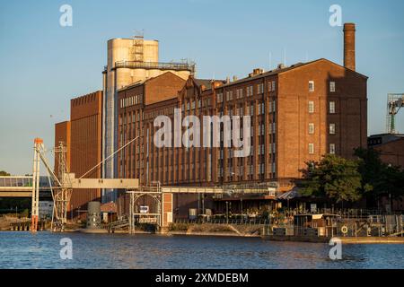 Der Innenhafen, Duisburg, Kueppersmuehle Gebäude, MKM Museum Kueppersmuehle für Moderne Kunst, Gastronomie, Nordrhein-Westfalen, Deutschland Stockfoto