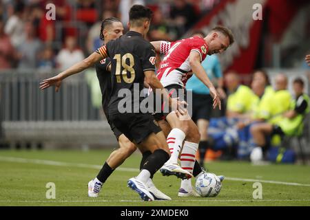 EINDHOVEN - (l-r) Andre Almeida von Valencia CF, Pepelu von Valencia CF, Luuk de Jong vom PSV Eindhoven während des Freundschaftsspiels zwischen PSV Eindhoven und Valencia CF im Phillips-Stadion am 27. Juli 2024 in Eindhoven, Niederlande. ANP BART STOUTJESDIJK Stockfoto
