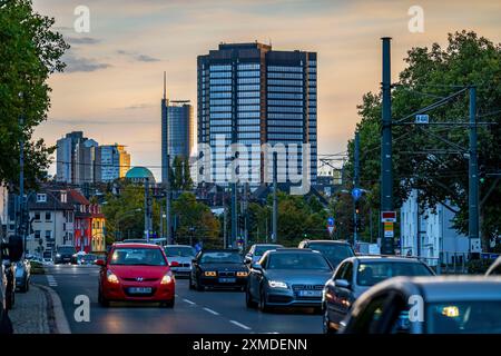 Skyline der Essener Innenstadt, Rathaus, RWE-Turm, Kuppel der alten Synagoge, Schuetzenbahn, Essen, Nordrhein-Westfalen, Deutschland Stockfoto