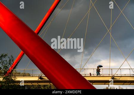 Doppelbrücke über den Rhein-Herne-Kanal, im Nordsternpark, im Regen, Gelsenkirchen, Nordrhein-Westfalen, Deutschland Stockfoto