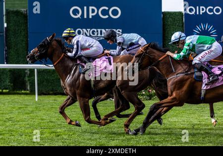 Albasheer wurde von Jockey Hollie Doyle geritten und gewann das Whispering Angel Handicap während des QIPCO King George Day auf der Ascot Racecourse, Berkshire. Bilddatum: Samstag, 27. Juli 2024. Stockfoto