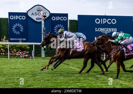 Albasheer wurde von Jockey Hollie Doyle geritten und gewann das Whispering Angel Handicap während des QIPCO King George Day auf der Ascot Racecourse, Berkshire. Bilddatum: Samstag, 27. Juli 2024. Stockfoto