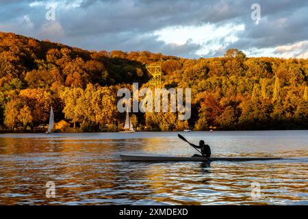 Baldeney See, Stausee des Ruhrgebiets, in Essen, Herbst, Segelboote, Triebwerk der ehemaligen Zeche Carl Funke, im Stadtteil Heisingen Stockfoto