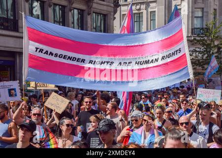 London, England, Großbritannien. Juli 2024. Die Teilnehmer halten ein Banner mit dem Titel „Transgender Rights are human rights“ (Transgender-Rechte sind Menschenrechte), während Tausende von Menschen während des jährlichen Trans Pride Marsches im Zentrum Londons durch die Regent Street ziehen. (Kreditbild: © Vuk Valcic/ZUMA Press Wire) NUR REDAKTIONELLE VERWENDUNG! Nicht für kommerzielle ZWECKE! Stockfoto