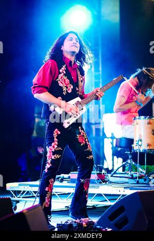 Malmesbury, Großbritannien. Juli 2024. Ed Rodriguez von Deerhoof spielte während Womad - World of Music, Arts and Dance 2024 in der d&b Soundscape. Deerhoof ist eine US-amerikanische Musikgruppe, die 1994 in San Francisco gegründet wurde. Sie bestehen aus dem Gründer-Schlagzeuger Greg Saunier, dem Bassisten und Sänger Satomi Matsuzaki und den Gitarristen John Dieterich und Ed Rodriguez. Foto von Julie Edwards./Alamy Live News Stockfoto