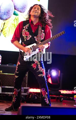 Malmesbury, Großbritannien. Juli 2024. Ed Rodriguez von Deerhoof spielte während Womad - World of Music, Arts and Dance 2024 in der d&b Soundscape. Deerhoof ist eine US-amerikanische Musikgruppe, die 1994 in San Francisco gegründet wurde. Sie bestehen aus dem Gründer-Schlagzeuger Greg Saunier, dem Bassisten und Sänger Satomi Matsuzaki und den Gitarristen John Dieterich und Ed Rodriguez. Foto von Julie Edwards./Alamy Live News Stockfoto