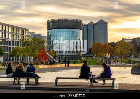 Universitätsviertel, grünes Zentrum von Essen, Neubauviertel an einem ehemaligen Güterbahnhof, Wohn- und Bürogebäude Funke Stockfoto