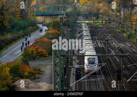 Radschnellweg Ruhr, RS1, entlang der Bahnstrecke zwischen Essen und Mühlheim, gemeinsamer Radweg, Fußweg, ICE-Bahn, Mühlheim an der Ruhr, Nord Stockfoto