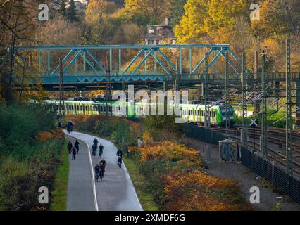 Radschnellweg Ruhr, RS1, entlang der Bahnstrecke zwischen Essen und Mühlheim, gemeinsamer Radweg, Fußweg, S-Bahn, Mühlheim an der Ruhr, Nord Stockfoto