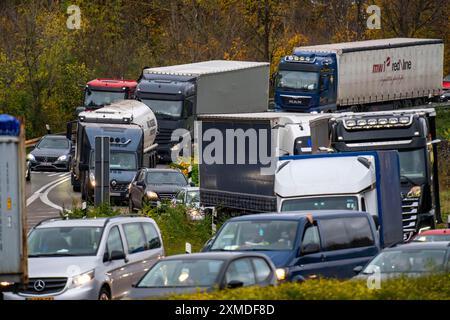 Der Autobahndreieck Kaiserberg, A40, Ruhrautobahn, überquert die A3, Brückenlandschaft, Autobahnbrücken und Eisenbahnbrücken, genannt Stockfoto