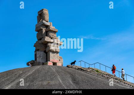 Rheinelbe-Grubenspitze in Gelsenkirchen, 100 Meter hohe Grubenspitze, Landschaftspark, mit der Skulptur Himmelsleiter, aus Betonteilen des Landschaftsparks Stockfoto