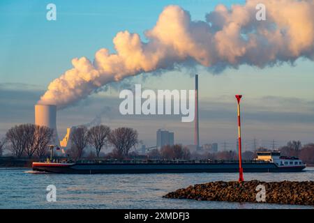 Kühlturm des Kohlekraftwerks Duisburg-Walsum, betrieben von STEAG und EVN AG, 181 Meter hoch, Kraftwerksblock 10, Wasserdampfwolke Stockfoto