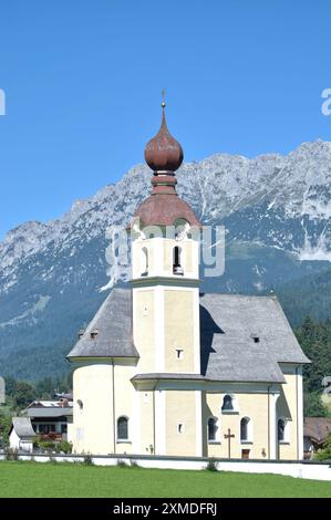 Katholische Pfarrkirche des Heiligen Kreuzes im Dorf Going am Wilden Kaiser in Tirol, Österreich Stockfoto