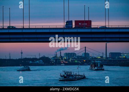 Solidaritätsbrücke, Straßenbrücke zwischen den Landkreisen Rheinhausen und Hochfeld, über den Rhein, in Duisburg, Nordrhein-Westfalen Stockfoto