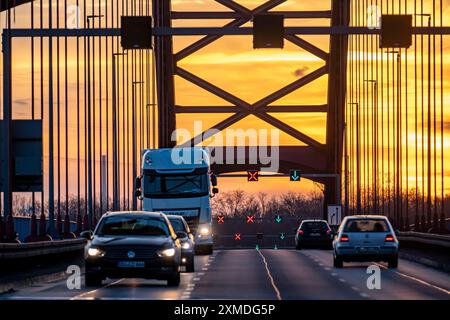 Solidaritätsbrücke, Straßenbrücke zwischen den Landkreisen Rheinhausen und Hochfeld, über den Rhein, in Duisburg, Nordrhein-Westfalen Stockfoto