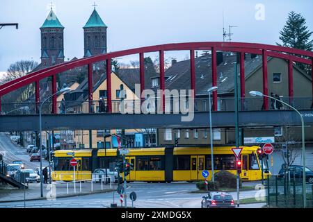 Ehemalige Eisenbahnbrücke, über die Helenenstraße, in Essen Altendorf, Teil der Radautobahn RS1, Kirche Mariä Himmelfahrt, Essen Stockfoto