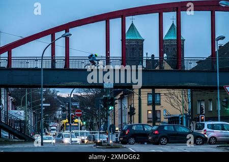 Ehemalige Eisenbahnbrücke, über die Helenenstraße, in Essen Altendorf, Teil der Radautobahn RS1, Kirche Mariä Himmelfahrt, Essen Stockfoto