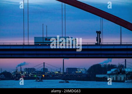 Solidaritätsbrücke, Straßenbrücke zwischen den Landkreisen Rheinhausen und Hochfeld, über den Rhein, in Duisburg, Nordrhein-Westfalen Stockfoto