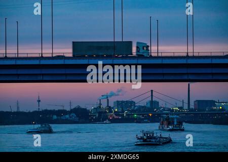 Solidaritätsbrücke, Straßenbrücke zwischen den Landkreisen Rheinhausen und Hochfeld, über den Rhein, in Duisburg, Nordrhein-Westfalen Stockfoto