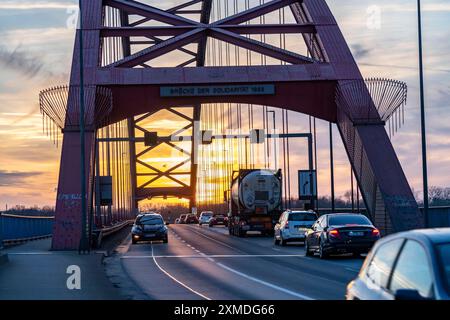 Solidaritätsbrücke, Straßenbrücke zwischen den Landkreisen Rheinhausen und Hochfeld, über den Rhein, in Duisburg, Nordrhein-Westfalen Stockfoto