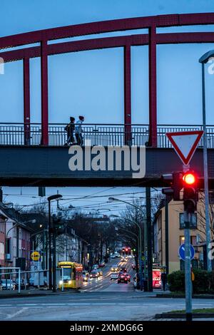 Ehemalige Eisenbahnbrücke, über die Helenenstraße, in Essen Altendorf, Teil der Radautobahn RS1, Kirche Mariä Himmelfahrt, Essen Stockfoto