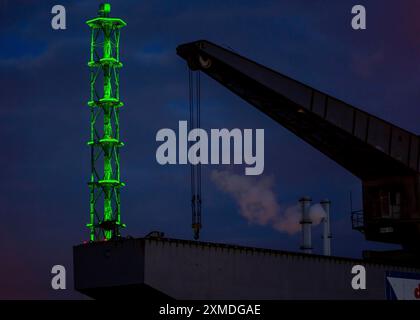 Stadtwerketurm Duisburg, Lichtinstallation, stillgelegter Schornsteinturm eines ehemaligen Wärmekraftwerks, denkmalgeschütztes Gebäude, alter Hafenkran Stockfoto