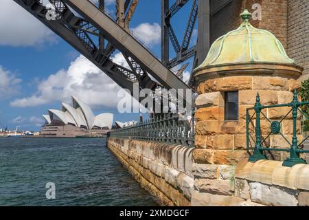 Das Opernhaus, eingerahmt von der Harbor Bridge Pilon in Sydney, Australien, NSW. Stockfoto