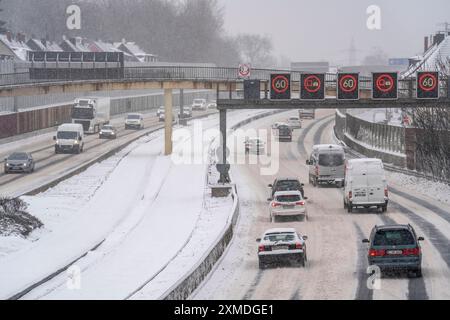 Autobahn A40, Beginn des Winters, viel Neuschnee und Tagestemperaturen unter -5 Grad, ungeklärte Straße, wenig Verkehr, schlechte Straße Stockfoto