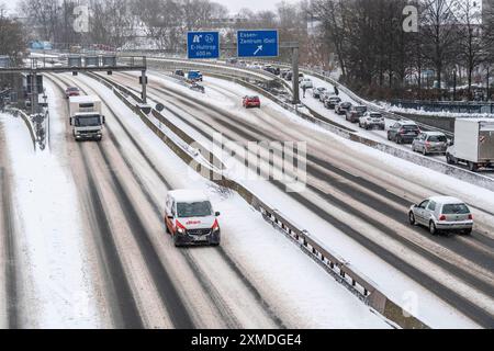 Autobahn A40, Beginn des Winters, viel Neuschnee und Tagestemperaturen unter -5 Grad, ungeklärte Straße, wenig Verkehr, schlechte Straße Stockfoto