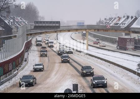 Autobahn A40, Beginn des Winters, viel Neuschnee und Tagestemperaturen unter -5 Grad, ungeklärte Straße, wenig Verkehr, schlechte Straße Stockfoto