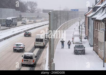 Autobahn A40, Beginn des Winters, viel Neuschnee und Tagestemperaturen unter -5 Grad, ungeklärte Fahrbahn, wenig Verkehr, schlechte Straße Stockfoto