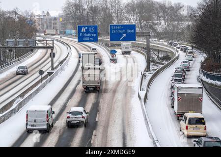 Autobahn A40, Beginn des Winters, viel Neuschnee und Tagestemperaturen unter -5 Grad, ungeklärte Straße, wenig Verkehr, schlechte Straße Stockfoto