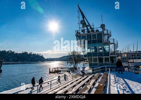 Winter im Ruhrgebiet, Baldeney-See, schneebedeckter, teilweise gefrorener See, Regattatenturm, Tribüne, Essen, Nordrhein-Westfalen, Deutschland Stockfoto