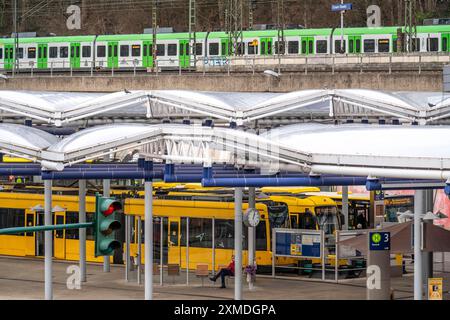 Straßenbahnen der Ruhrbahn, am S-Bahnhof Essen-Steele, Schnittstelle zwischen dem Bahnverkehr, der Nordwestbahn und den Straßenbahn- und Buslinien, in Essen, Nord Stockfoto