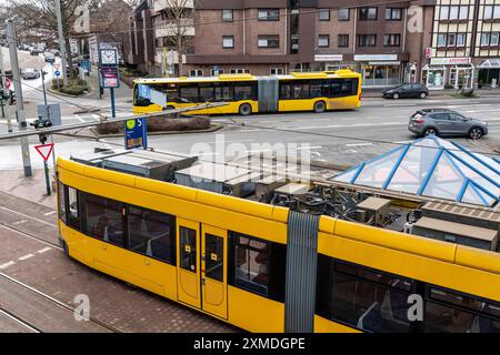 Ruhrbahn-Verkehrsbusse, am S-Bahnhof Essen-Borbeck, Schnittstelle zwischen Bahn- und Buslinien, Straßenbahnen, in Essen, Nordrhein-Westfalen Stockfoto